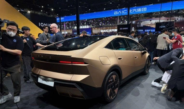 Hyundai%20Ioniq%20V%20tr%C3%ACnh%20l%C3%A0ng Anh4
