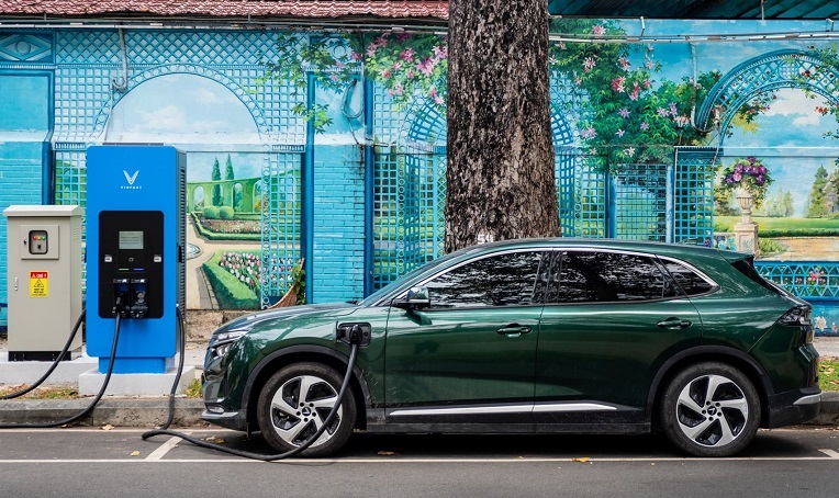 Lượng ô tô điện VinFast tiêu thụ tăng 55% trong tháng đầu năm 2026 L%C6%B0%E1%BB%A3ng%20%C3%B4%20t%C3%B4%20%C4%91i%E1%BB%87n%20VinFast%20ti%C3%AAu%20th%E1%BB%A5%20t%C4%83ng%2055%25 Anh3