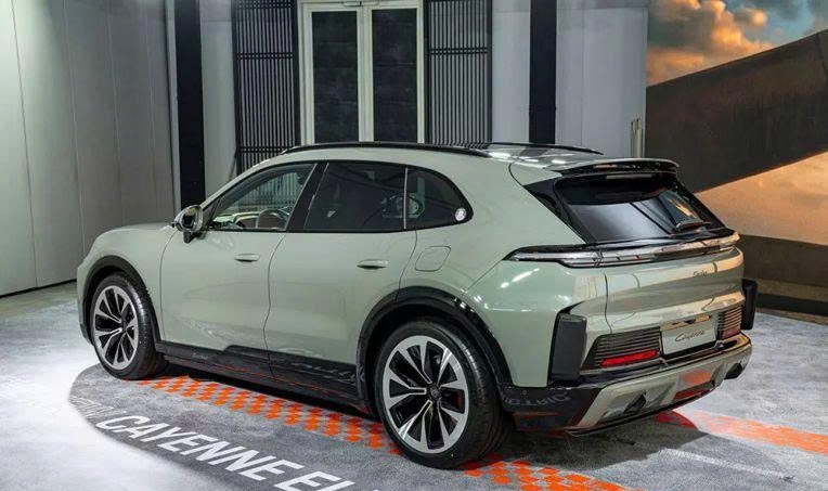 Porsche Cayenne Electric 2026 "cập bến" Đông Nam Á: SUV điện thể thao mạnh 1.156 mã lực, sạc 10 phút đi được 325 km Porsche%20Cayenne%20Electric%202026%20c%E1%BA%ADp%20b%E1%BA%BFn%20%C4%90%C3%B4ng%20Nam%20%C3%81 Anh6