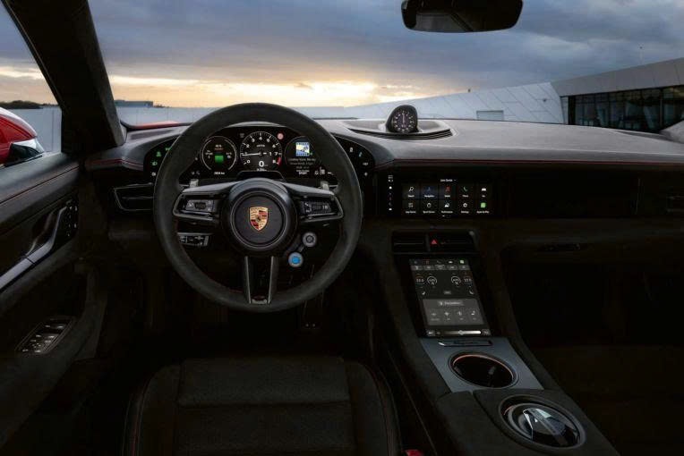 Porsche Taycan 2027 ra mắt với giả lập 8 cấp số, nâng cấp công nghệ sau đợt sụt giảm doanh số Porsche%20Taycan%202027%20ra%20m%E1%BA%AFt%20v%E1%BB%9Bi%20gi%E1%BA%A3%20l%E1%BA%ADp%208%20c%E1%BA%A5p%20s%E1%BB%91 Anh3