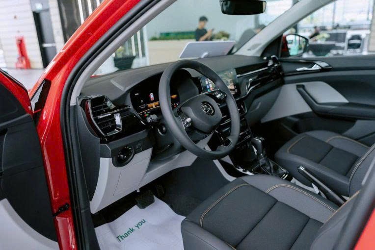 Skoda Kushaq được đại lý ưu đãi đến 100 triệu đồng: Giá thực tế chỉ 499 triệu đồng, thấp hơn nhiều mẫu SUV cỡ A Skoda%20Kushaq%20%C4%91%C6%B0%E1%BB%A3c%20%C4%91%E1%BA%A1i%20l%C3%BD%20%C6%B0u%20%C4%91%C3%A3i%20%C4%91%E1%BA%BFn%20100%20tri%E1%BB%87u%20%C4%91%E1%BB%93ng Anh3