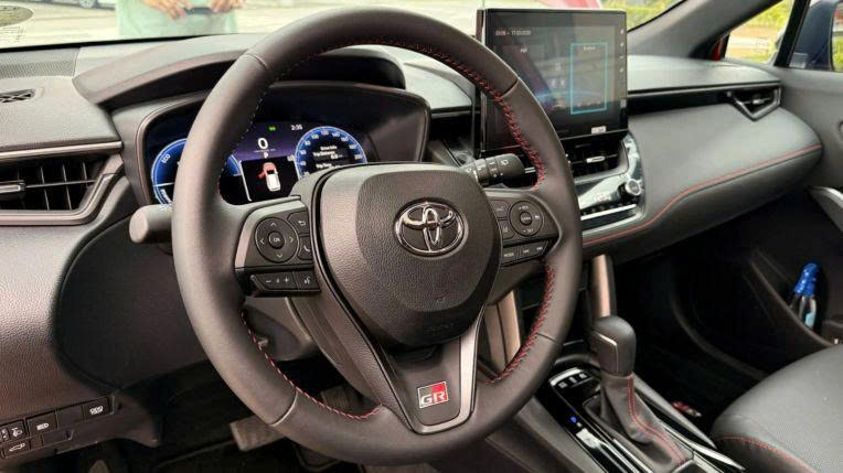 Toyota%20Corolla%20Cross%20GR S%202026%20tr%C3%ACnh%20l%C3%A0ng Anh4