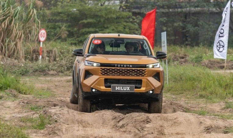 Toyota%20Hilux%20d%E1%BA%ABn%20%C4%91%E1%BA%A7u%20doanh%20s%E1%BB%91%20b%C3%A1n%20t%E1%BA%A3i%20t%E1%BA%A1i%20Vi%E1%BB%87t%20Nam Anh2