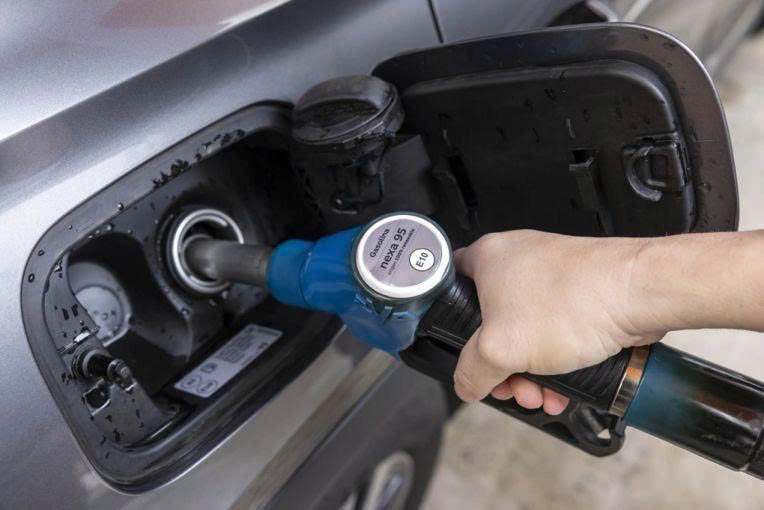 Toyota, BMW "bắt tay" thử nghiệm xăng tái tạo sản xuất từ dầu ăn đã qua sử dụng Toyota%2C%20BMW%20b%E1%BA%AFt%20tay%20th%E1%BB%AD%20nghi%E1%BB%87m%20x%C4%83ng%20t%C3%A1i%20t%E1%BA%A1o Anh2