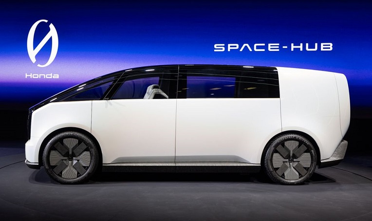 Space-Hub sở hữu thiết kế phía sau độc đáo, đặc trưng với dải đèn hình chữ nhật và không có kính chắn gió