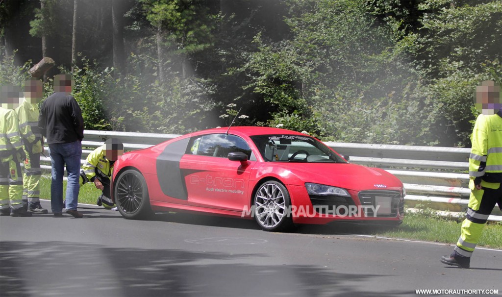 Audi R8 e-tron tông vào rào chắn đường đua Nurburgring