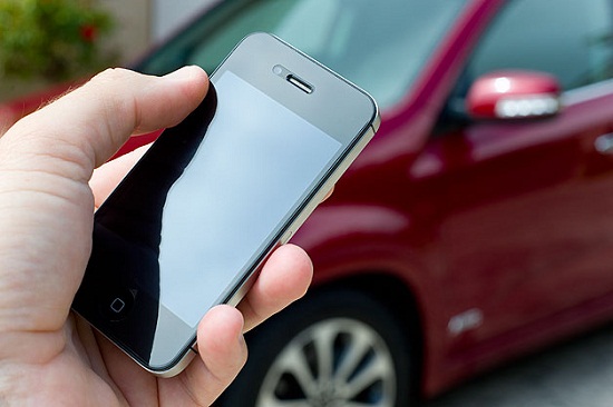 Dùng kính bảo vệ iPhone làm kính chắn gió ôtô