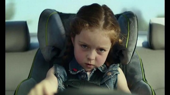 Video bé gái ‘lái’ Hyundai Sonata 2015 gây sốt