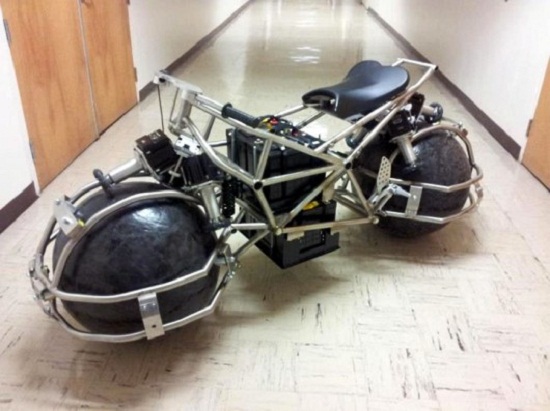 Sinh viên chế tạo xe mô-tô có thể… chạy ngang