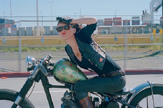 Phụ nữ biết đi xe máy thành thạo yêu đương hơn, Harley bảo thế
