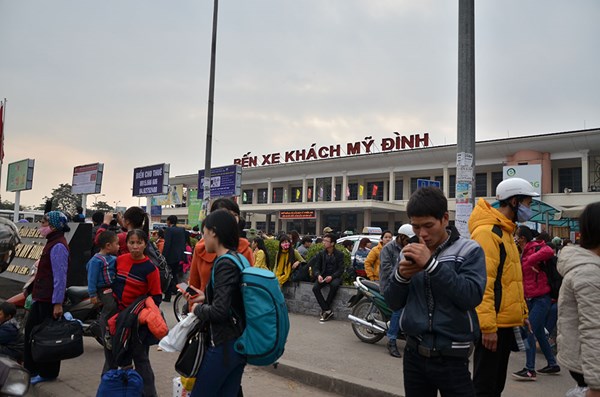 Dòng người vất vả trở lại Thủ đô sau kỳ nghỉ 