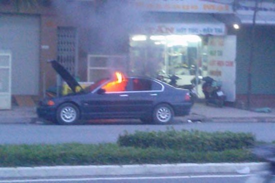 BMW bốc cháy khi đang chạy