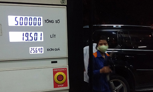 Xăng bất ngờ tăng giá, lập mốc mới 25.640 đồng/lít