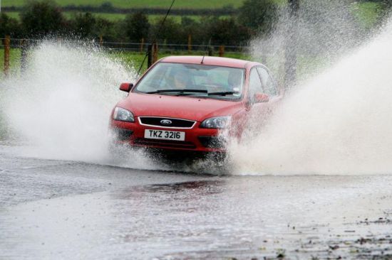 Quy tắc lái xe an toàn dưới trời mưa