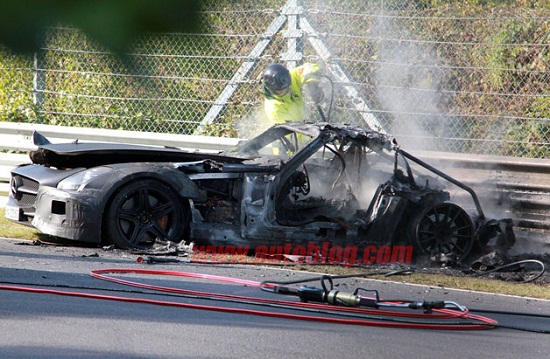 Mercedes SLS AMG cháy rụi trên đường thử