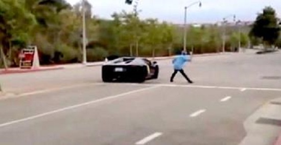 Lamborghini bị ném đá vì pô xe gây ồn