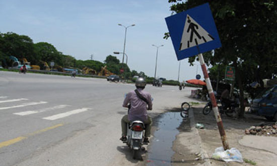 Đề xuất chi 100 tỷ làm biển báo giao thông