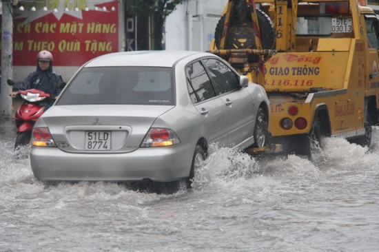 Tự giải cứu khi ôtô ‘bơi’ trên đường ngập nước