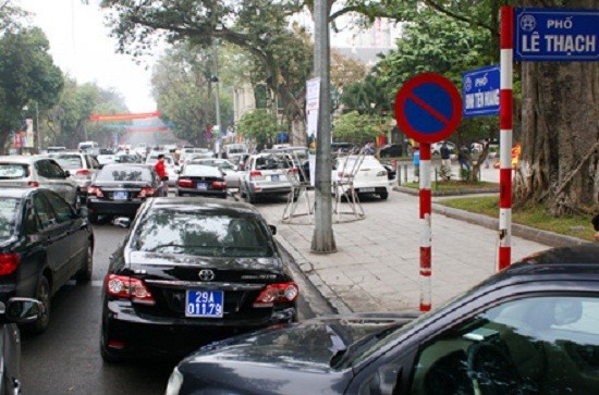 Ngăn chặn xe biển xanh phạm luật