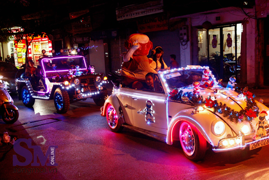 Rộn rã sắc màu Noel với xe “hoa đăng” dạo phố Hà Nội