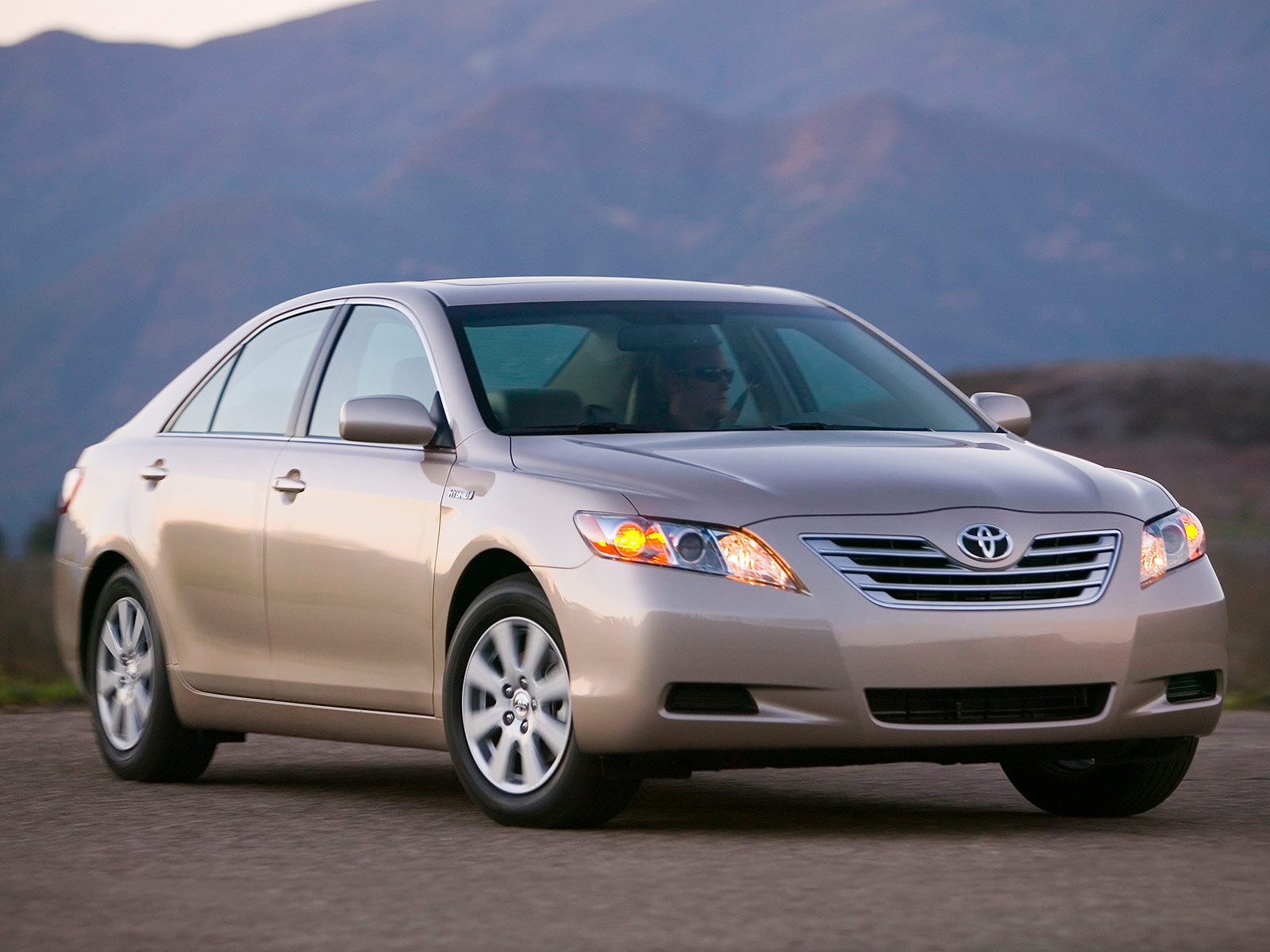 Toyota chấp nhận bảo hành miễn phí chứ không công bố triệu hồi Camry Hybrid