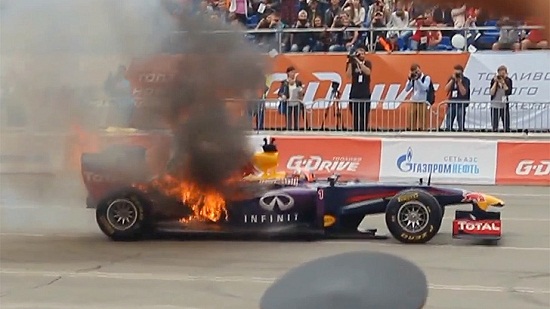 Xe của nhà vô địch F1 bốc cháy tại Nga