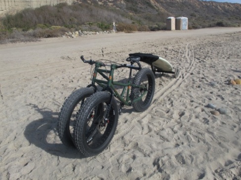 Xe đạp với bánh kép phía trước vượt cát, lội tuyết băng băng