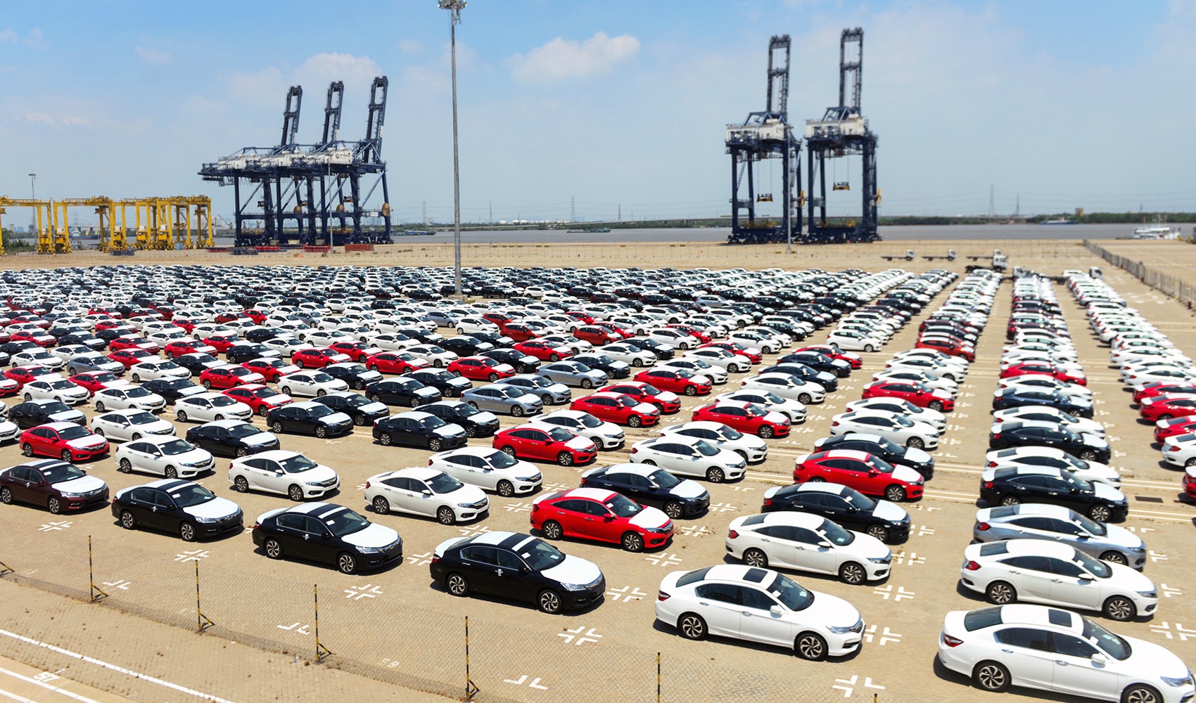 Ô tô nguyên chiếc nhập khẩu giảm mạnh nửa đầu năm 2022