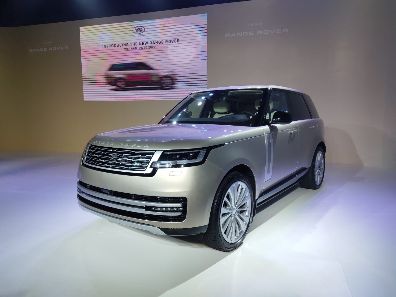SUV cỡ lớn “hàng độc” Range Rover 2022 giá gần 12 tỷ tại Sài Gòn