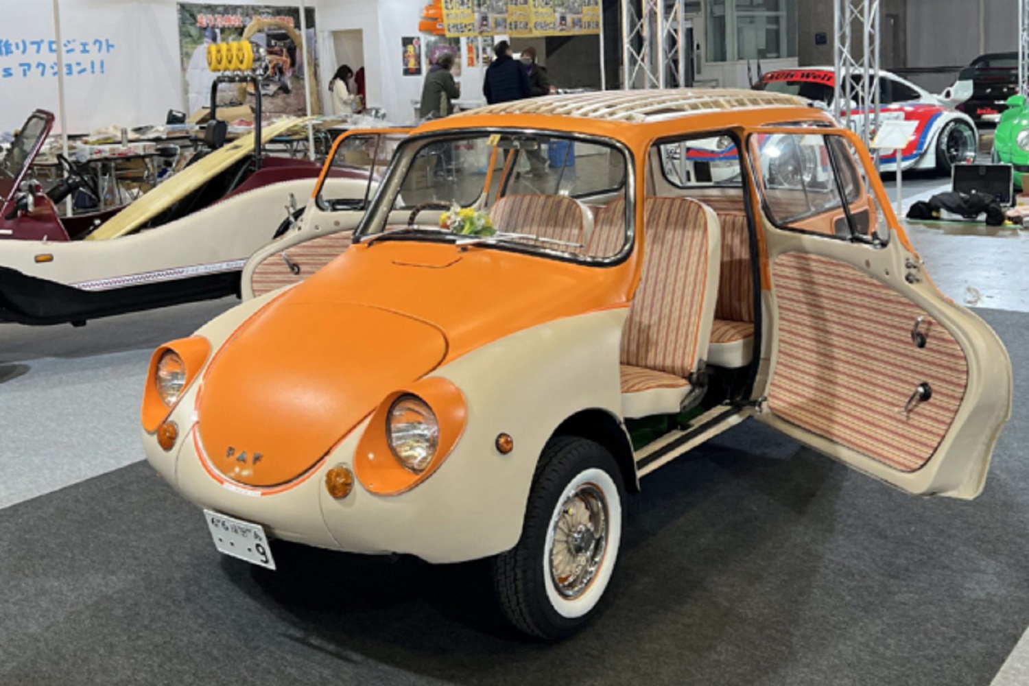  Subaru 360 bản 1968 với mui màu cam gợi  cảm xúc mùa hè