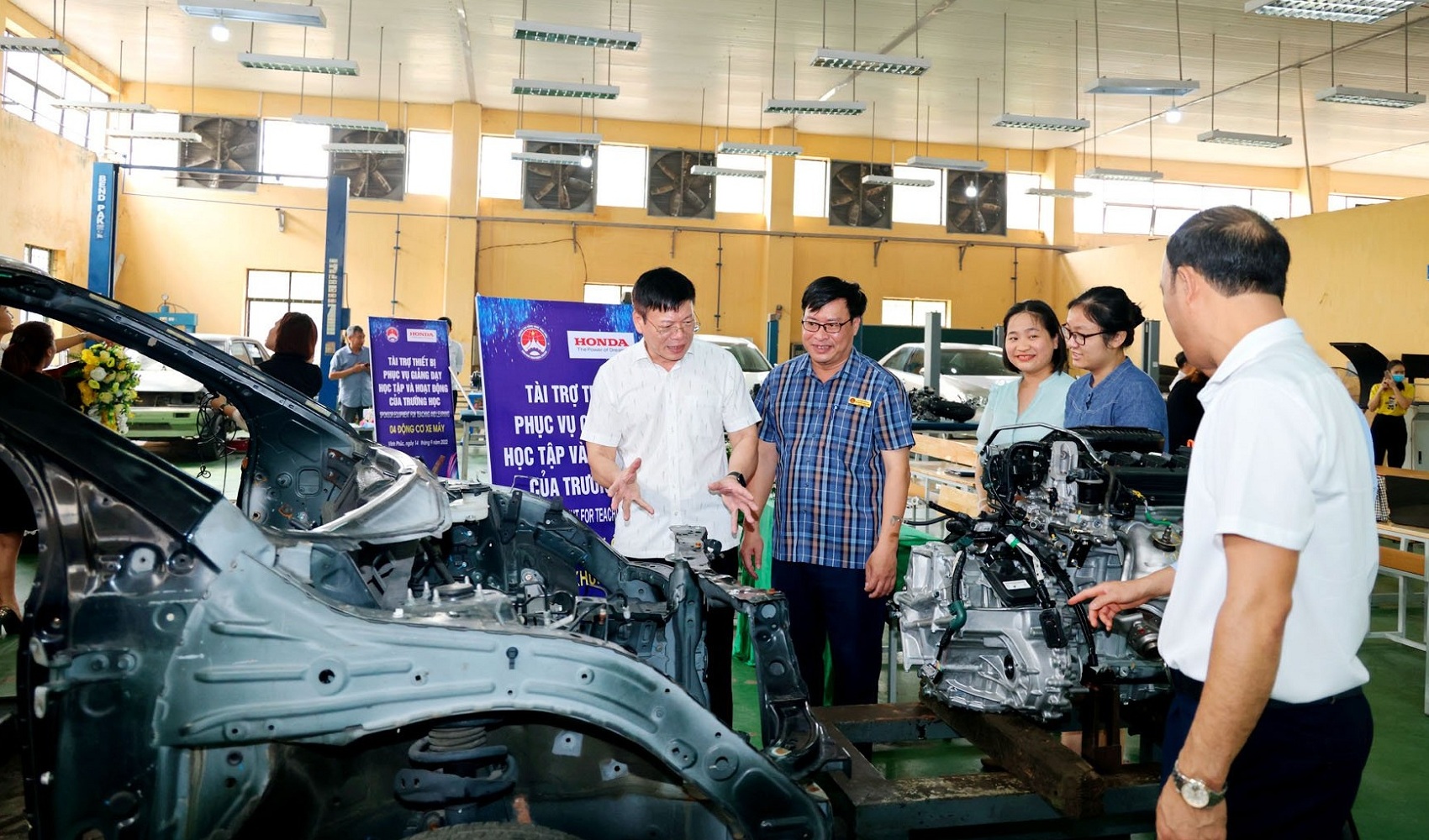 Honda Việt Nam trao tặng động cơ, khung và thiết bị kỹ thuật cho 12 trường Cao đẳng, Đại học