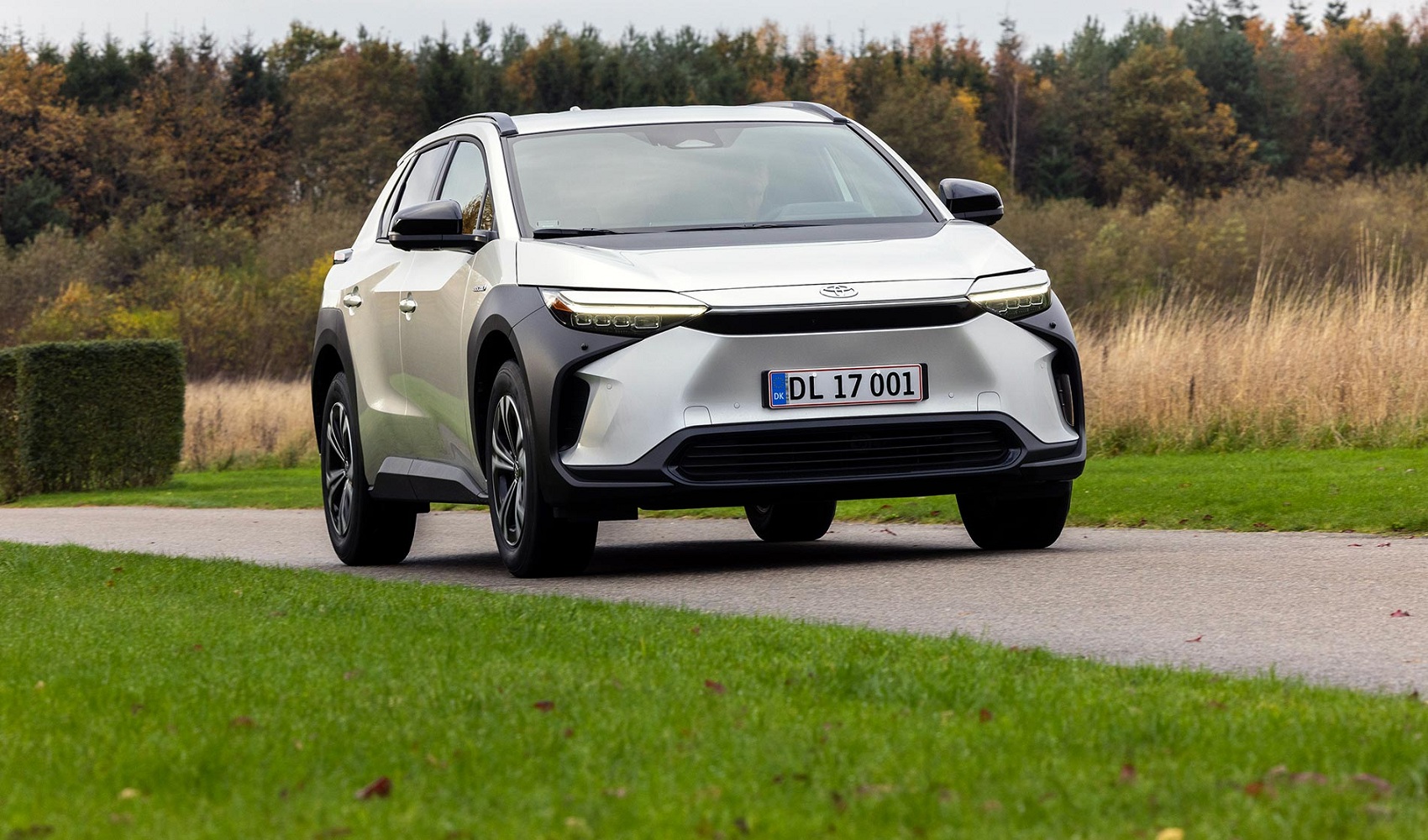 Toyota gây thất vọng với mẫu xe điện đầu tiên bZ4X