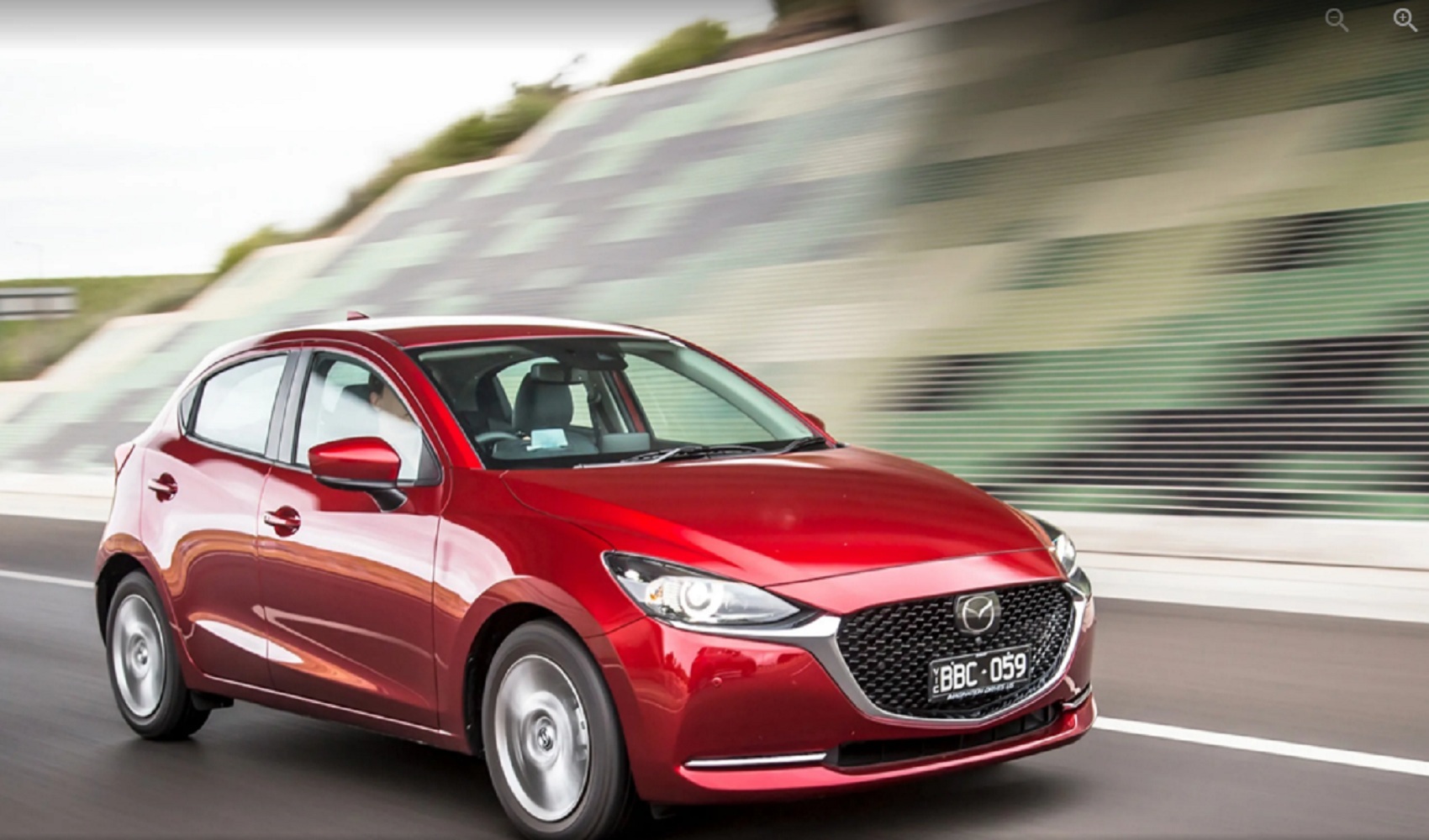 Mazda2 bị triệu hồi vì sự cố đèn pha