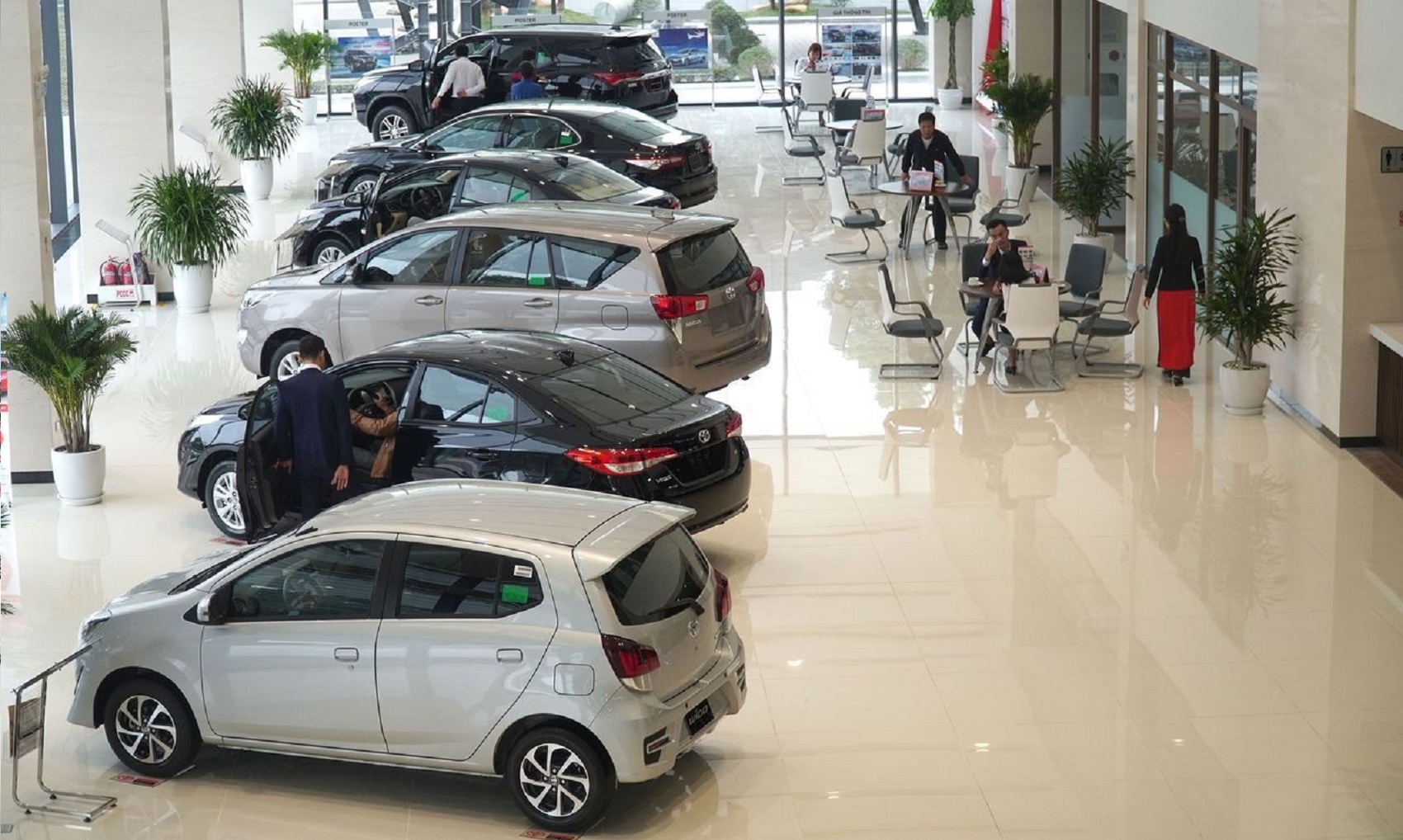 Thị trường ô tô Việt bất ngờ suy giảm, Toyota bán nhiều xe nhất