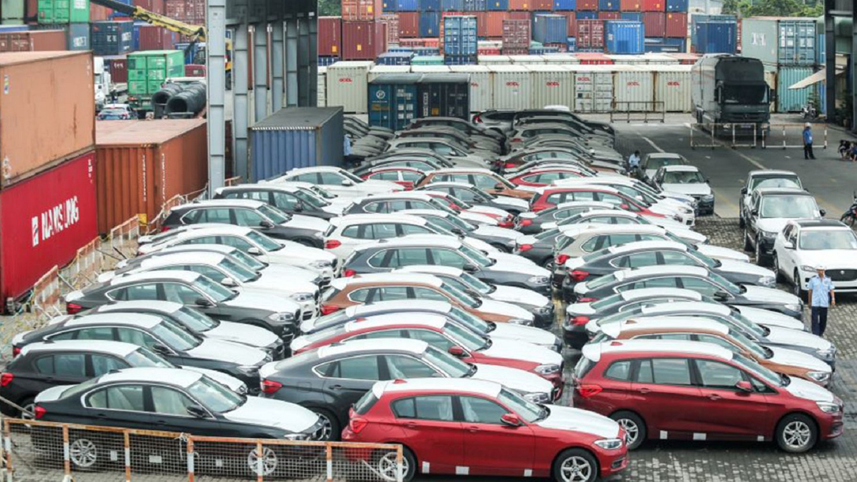 Xe nhập khẩu tăng mạnh, ô tô nội địa giảm sản lượng