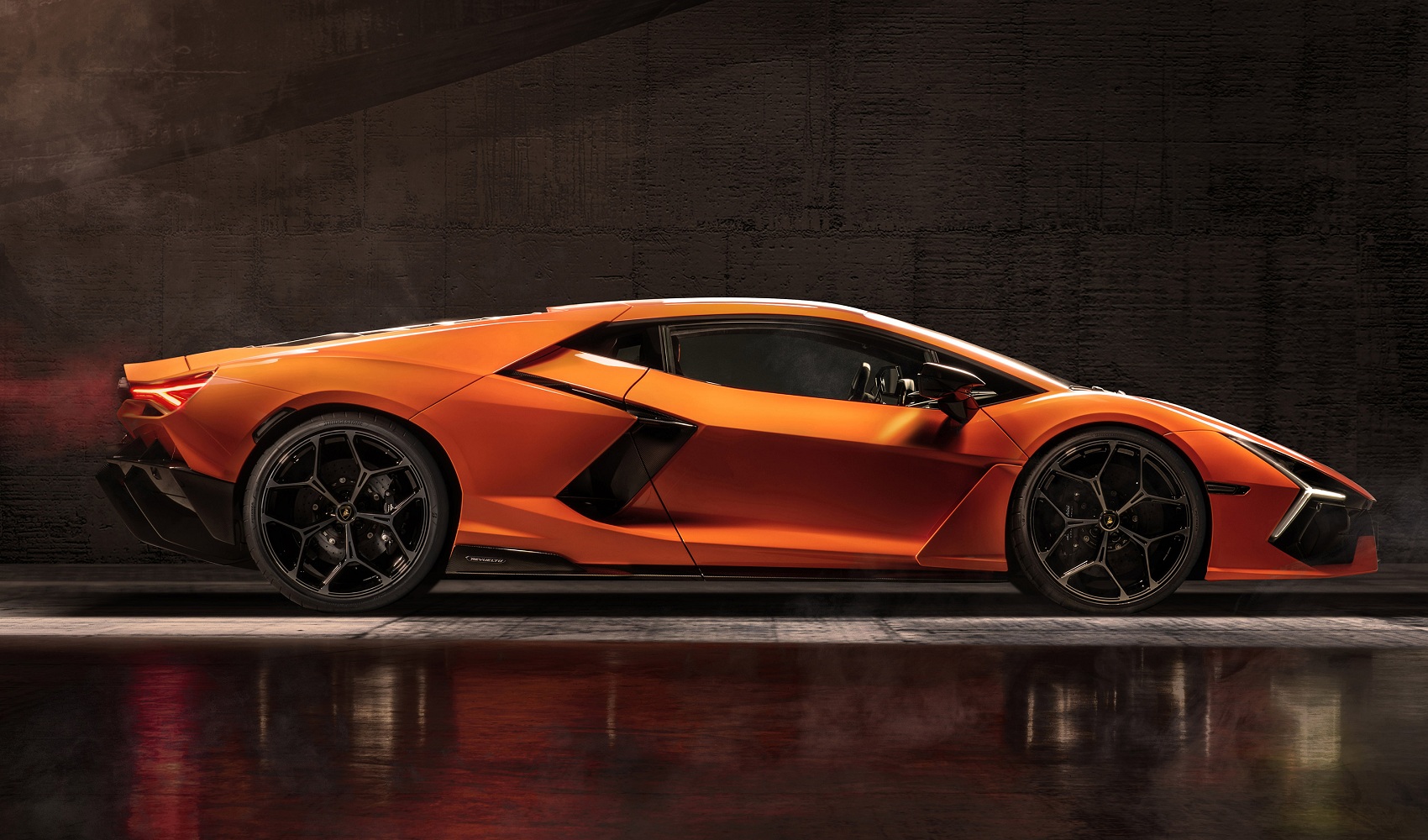 Lamborghini giới thiệu Revuelto, siêu xe thể thao chạy điện hiệu suất cao  V12
