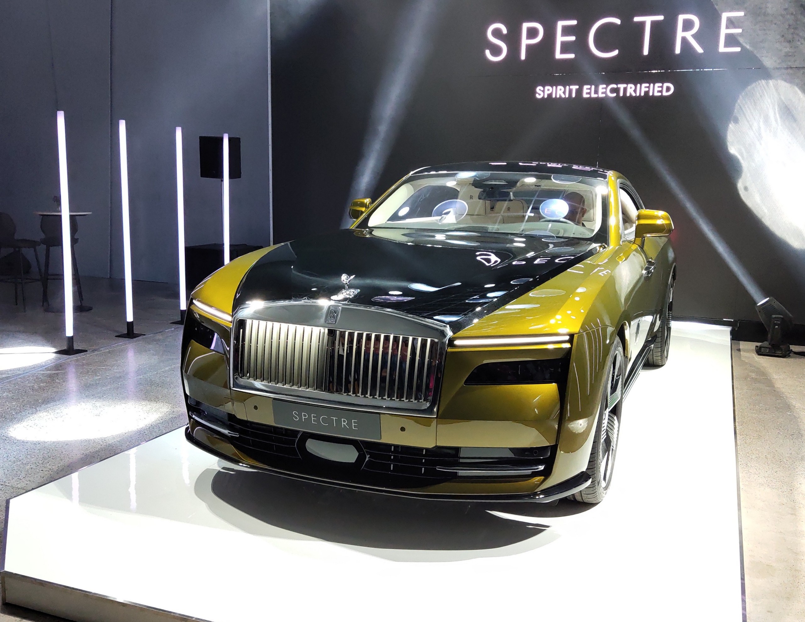 Chi tiết siêu xe thuần điện đầu tiên của Rolls-Royce giá 17,9 tỷ tại Việt Nam