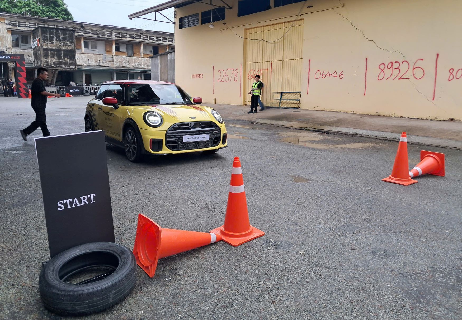 Phần 2: Cầm lái chiếc hot hatch MINI John Cooper Works 3-cửa mới: Cảm nhận lực kéo 380Nm trên phố