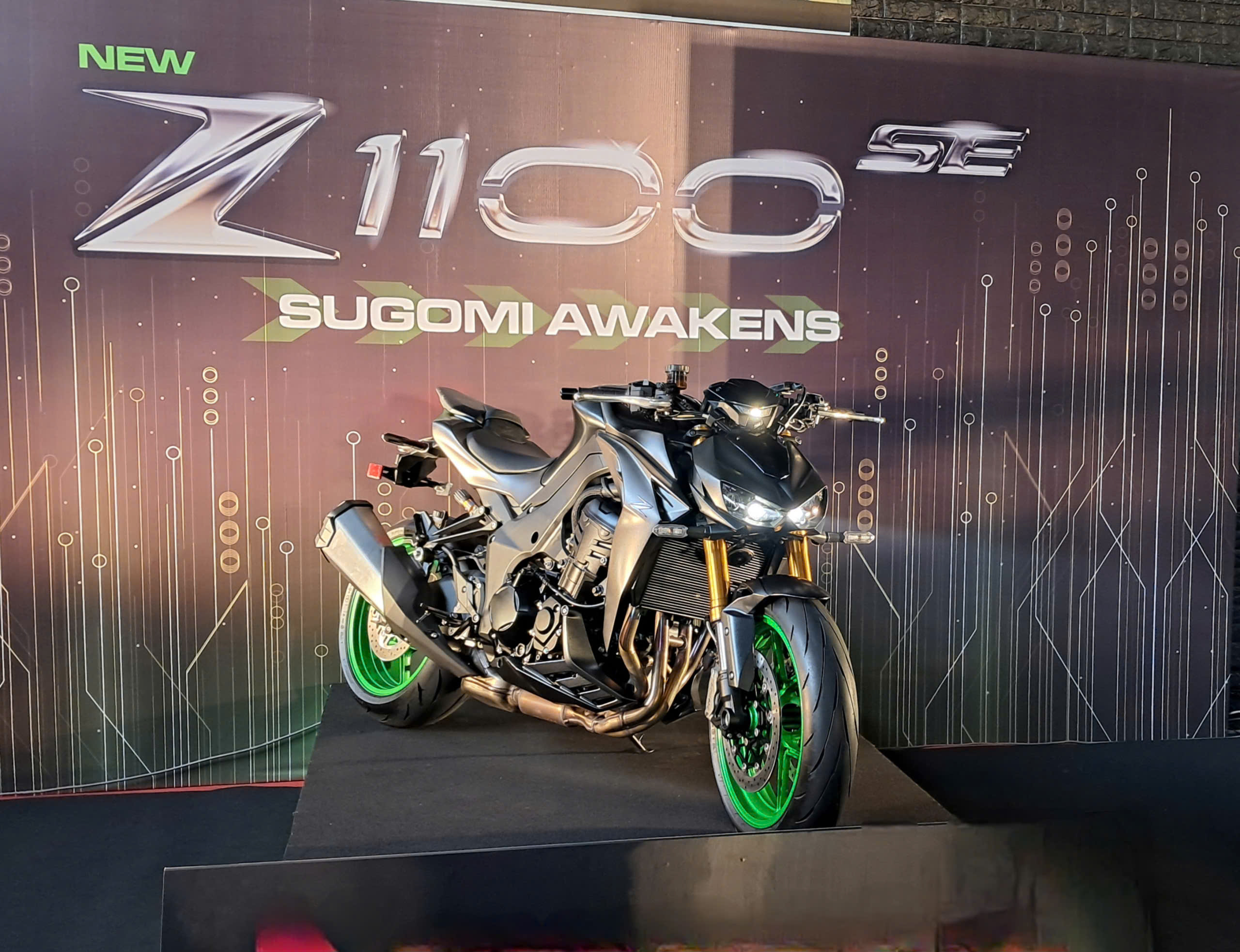 Ra mắt Kawasaki Z1100 SE giá 409 triệu: tăng sức kéo, phanh ABS trong cua, Cruise Control