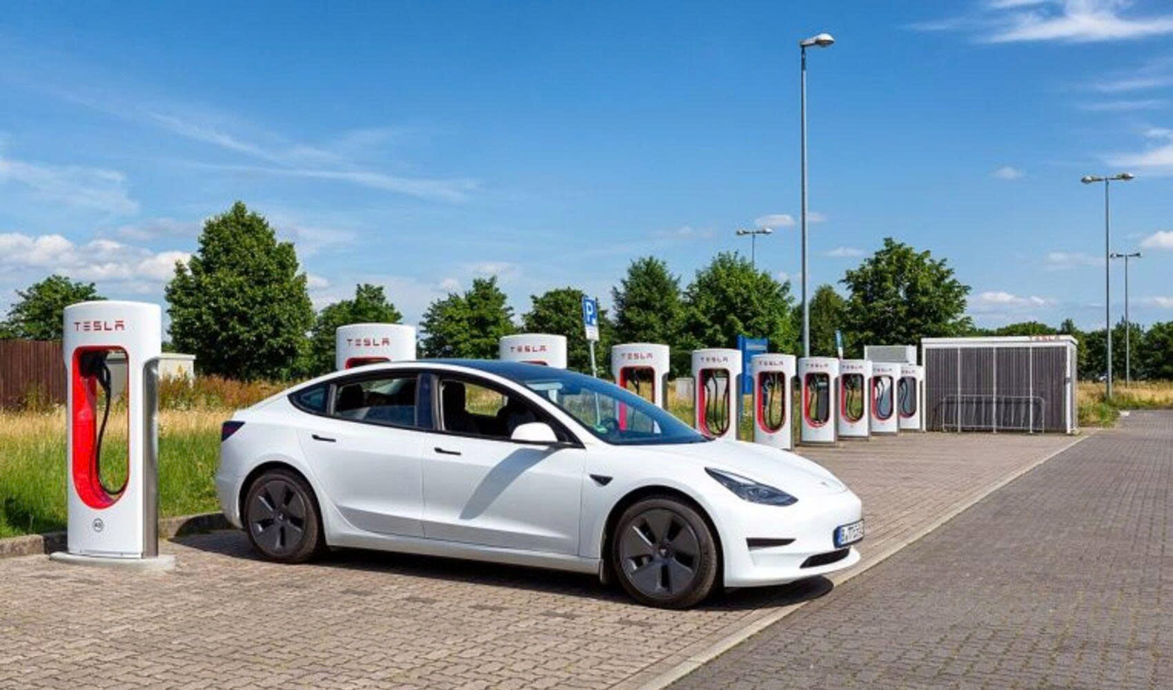 Giá xăng tăng khiến lượng tìm kiếm xe điện tăng 20% trong 1 tuần