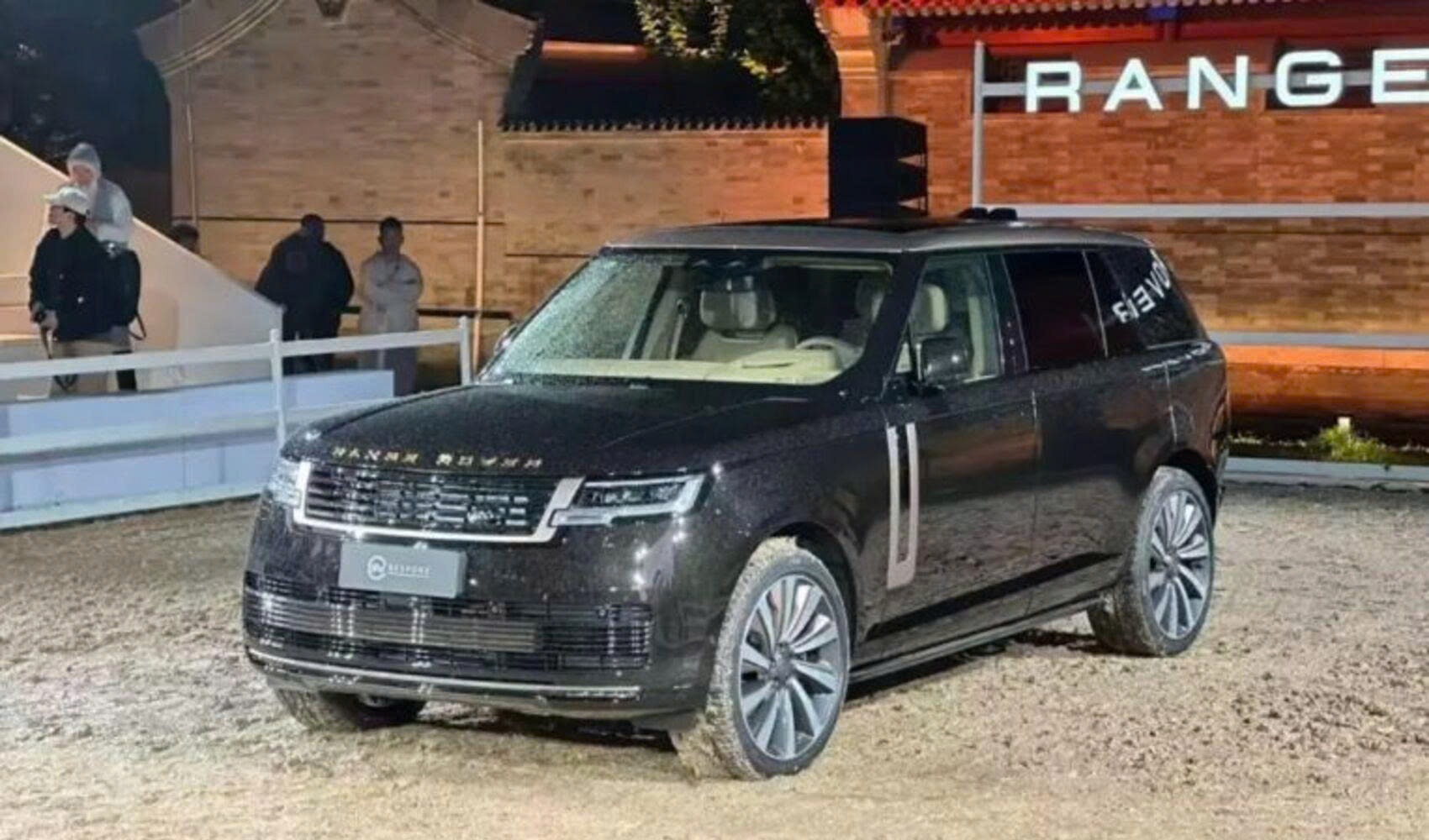 Range Rover SV phiên bản Bính Ngọ trình làng: Sản xuất giới hạn đúng 3 chiếc, nhiều chi tiết làm từ vàng 24K