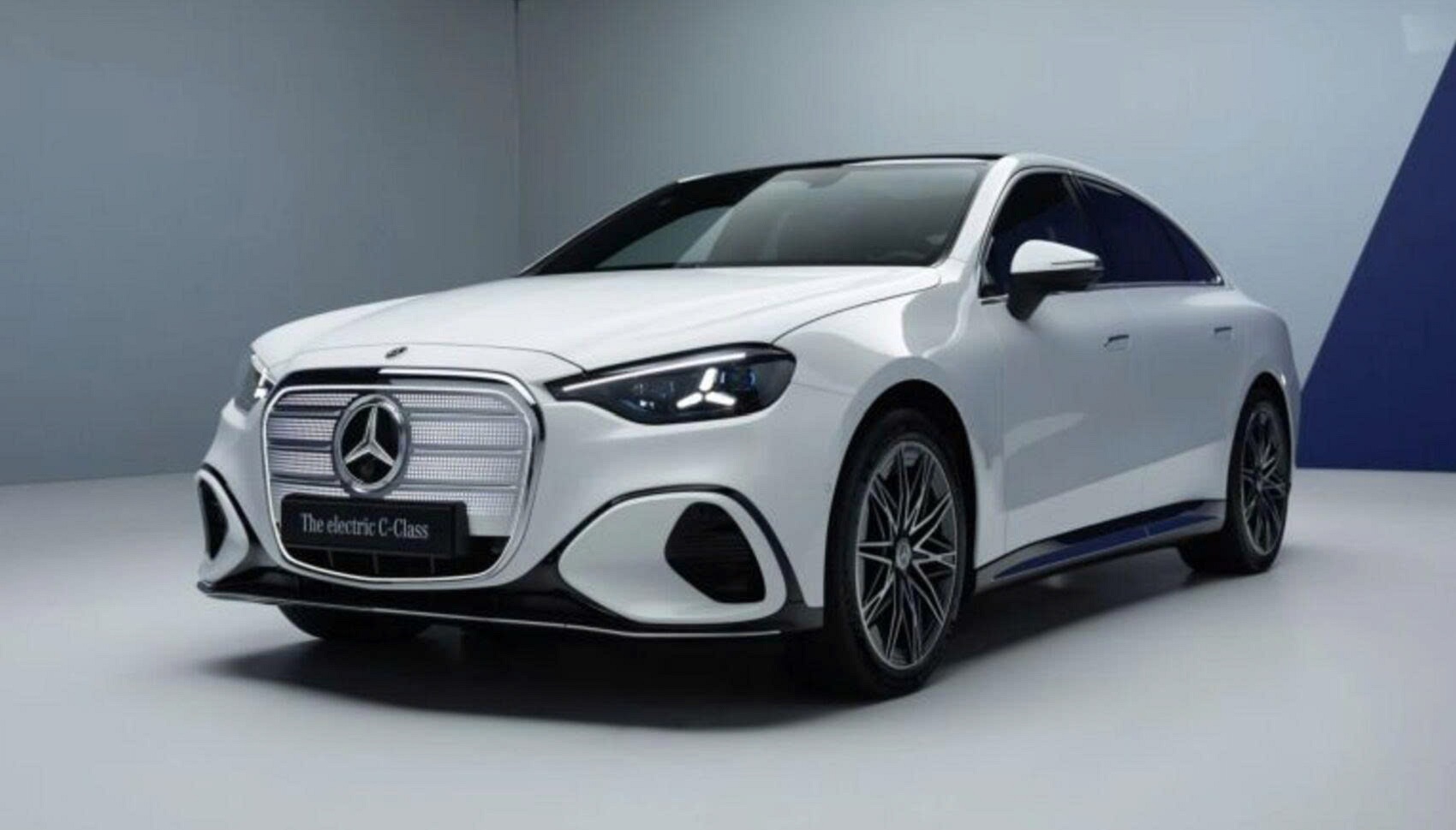 Mercedes-Benz C-Class EV 2027 trình làng: Sedan điện sở hữu nội thất như phi thuyền, sạc 10 phút đi được 325 km