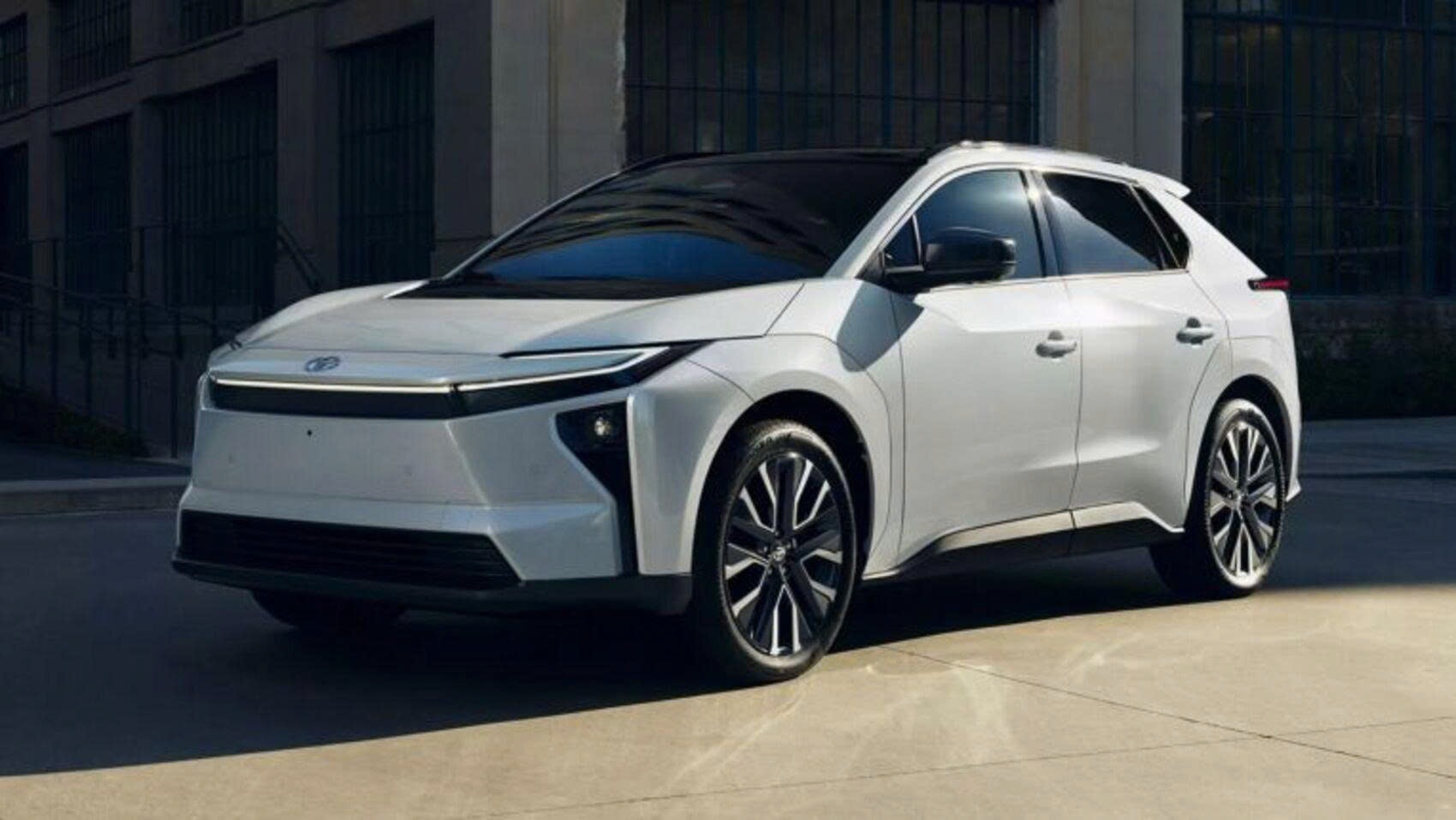 Xe điện giảm giá mạnh kỷ lục, thu hẹp khoảng cách chi phí so với xe xăng