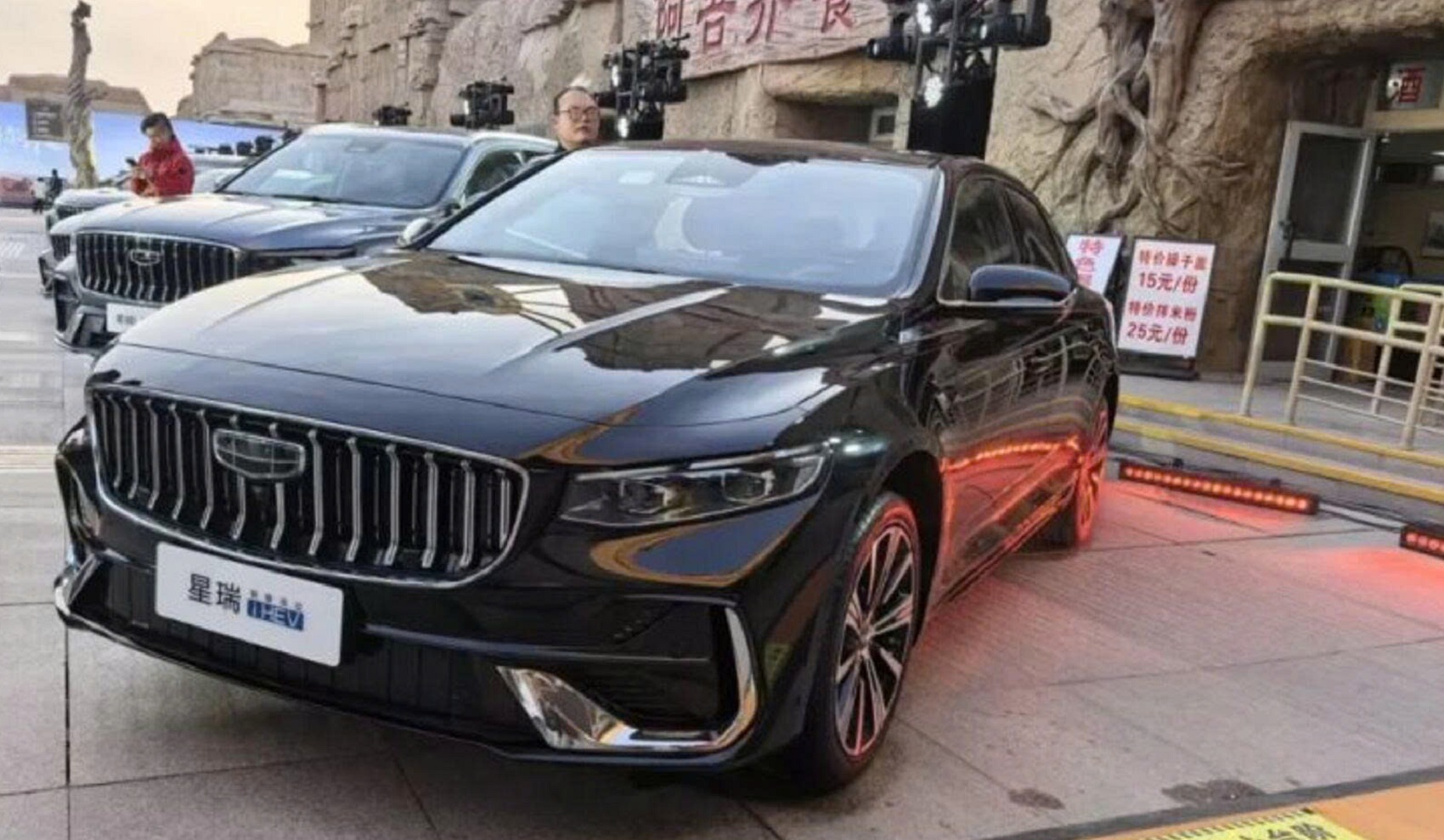 Geely Preface ra mắt: Sedan cỡ D sở hữu công nghệ i-HEV mới, chỉ tiêu thụ 3,98 lít xăng/100 km