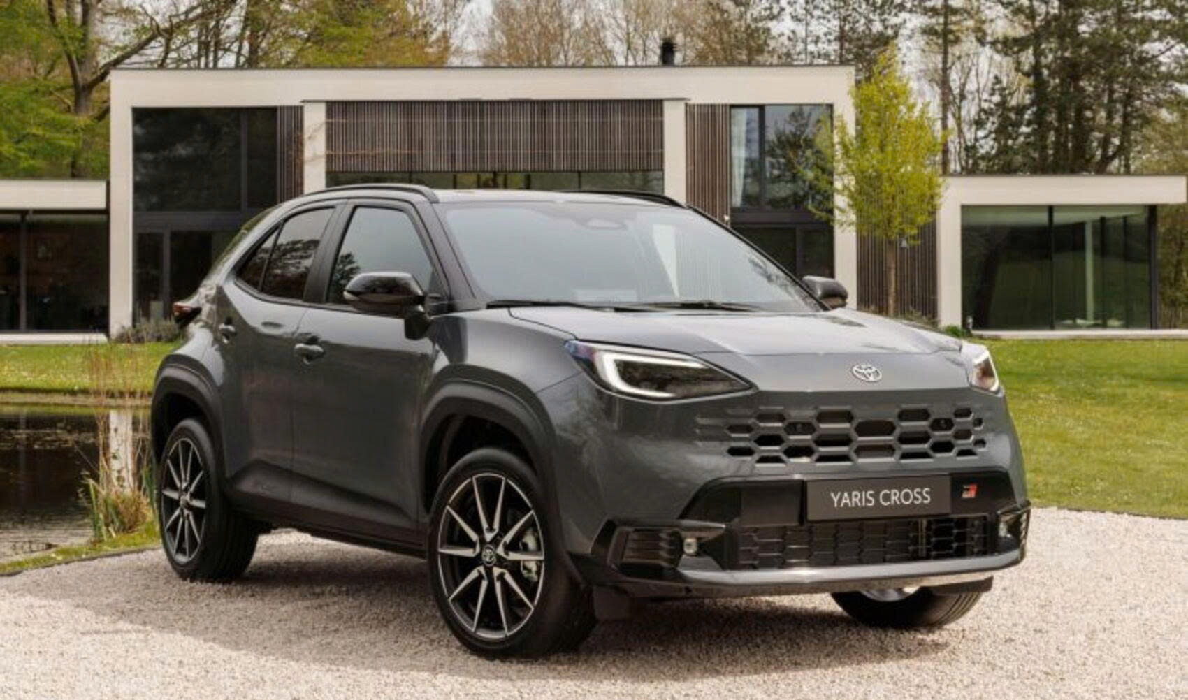 Toyota Yaris Cross lộ diện bản nâng cấp với màu sơn đồng độc lạ cùng thiết kế ngoại thất mới