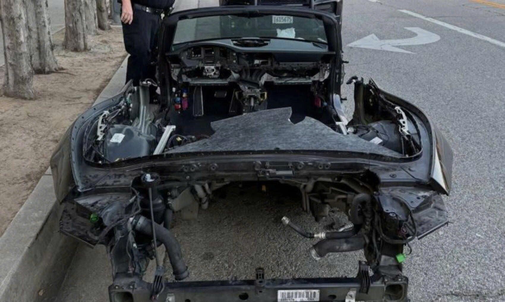 Porsche 911 mui trần đỗ trên đường bị kẻ trộm tháo trụi linh kiện, chỉ còn trơ khung sắt