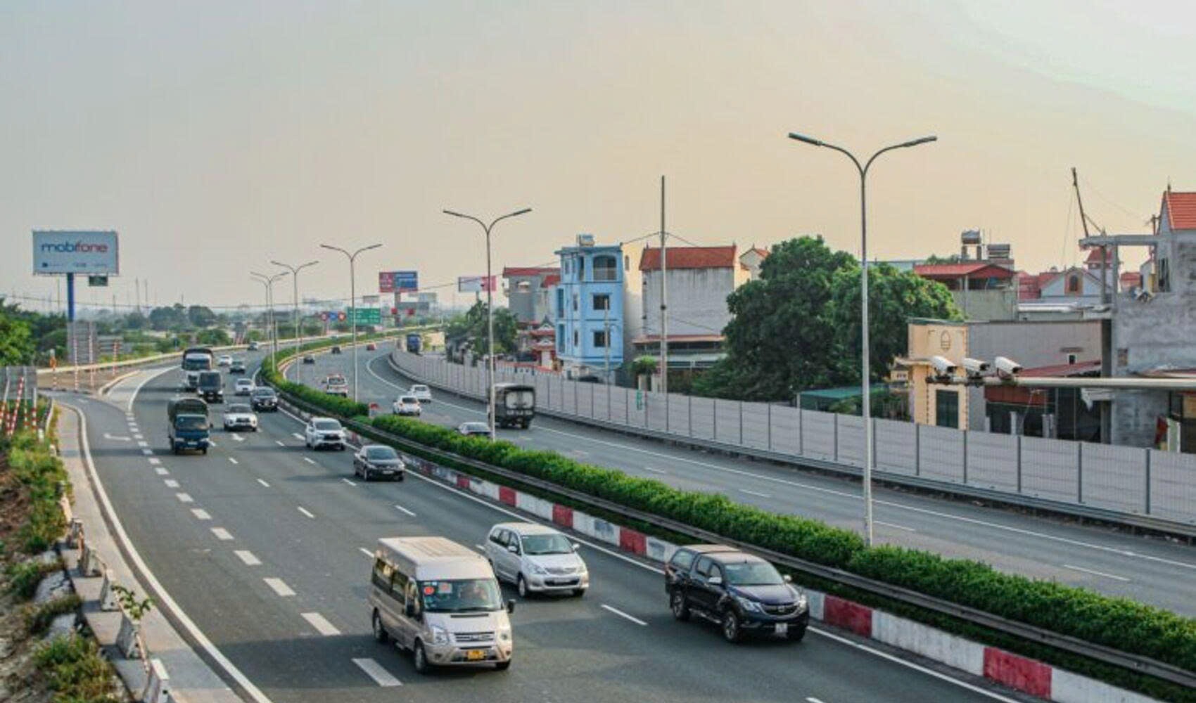 Nhập làn, chuyển làn trên cao tốc như thế nào để tránh bị phạt tiền triệu?