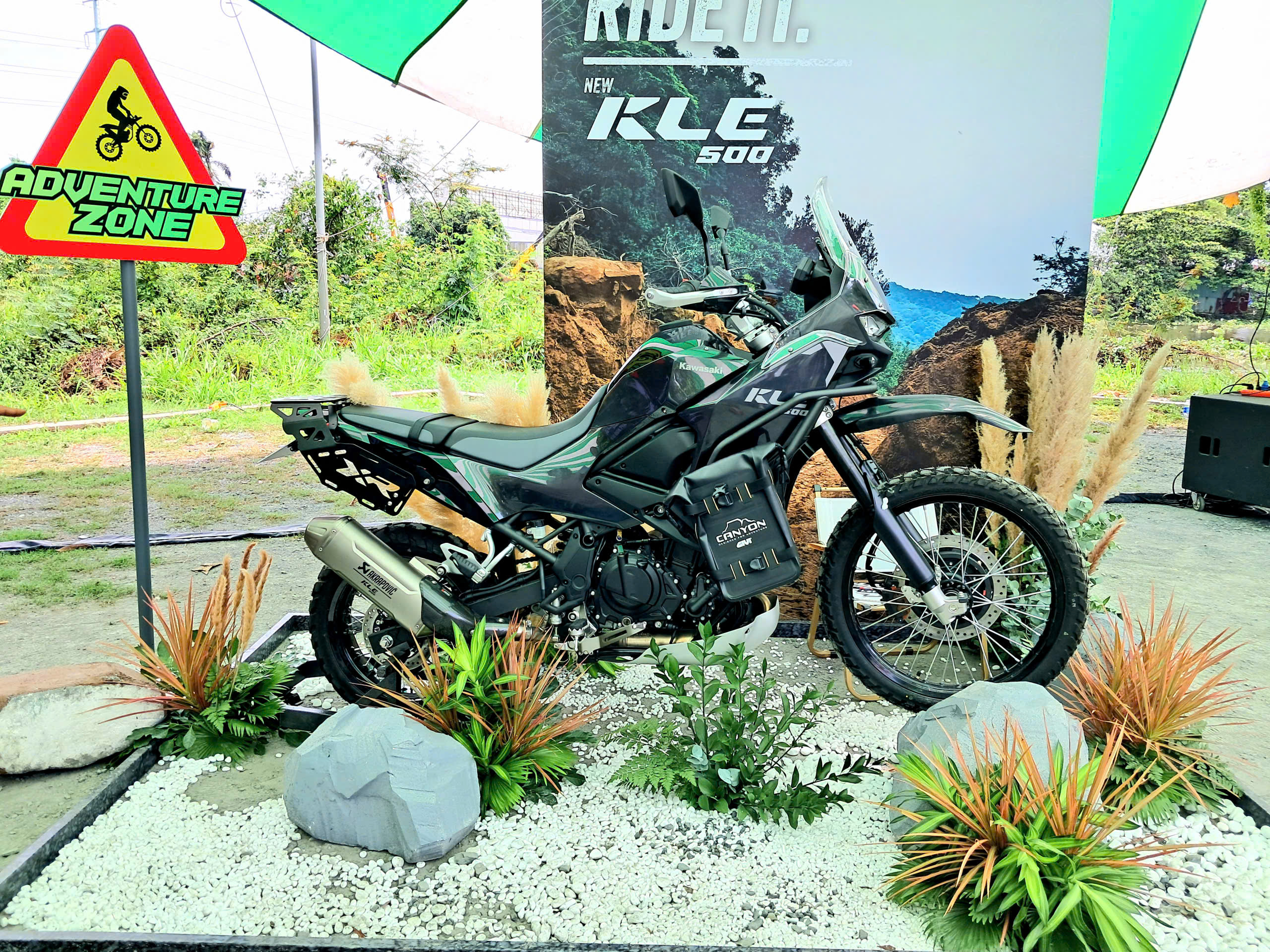 Kawasaki KLE 500 ABS 2026 giá từ 174,9 triệu: kích thước hơn đối thủ, dáng adventure nổi trội trên phố, có nút tắt nhanh ABS, chạy được xăng E10
