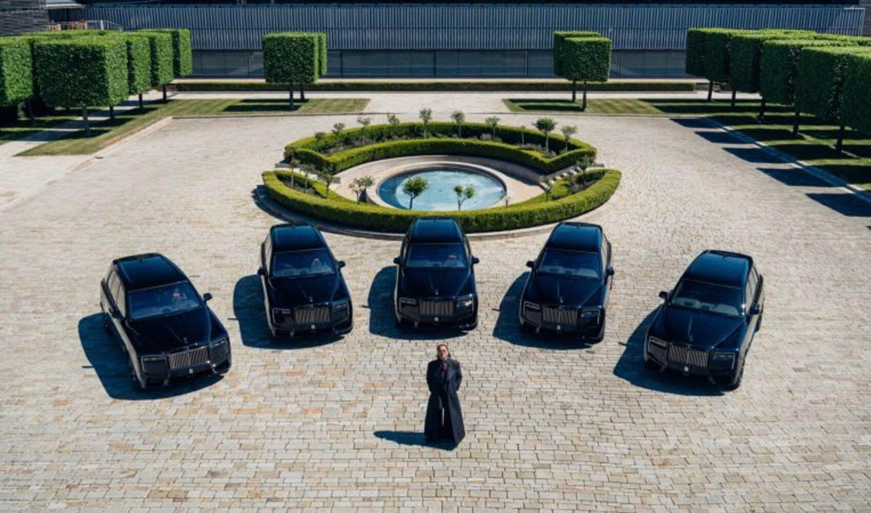 Rolls-Royce ra mắt Black Badge Cullinan độc bản: Nội thất như phòng tranh di động, vẽ tay hoàn toàn
