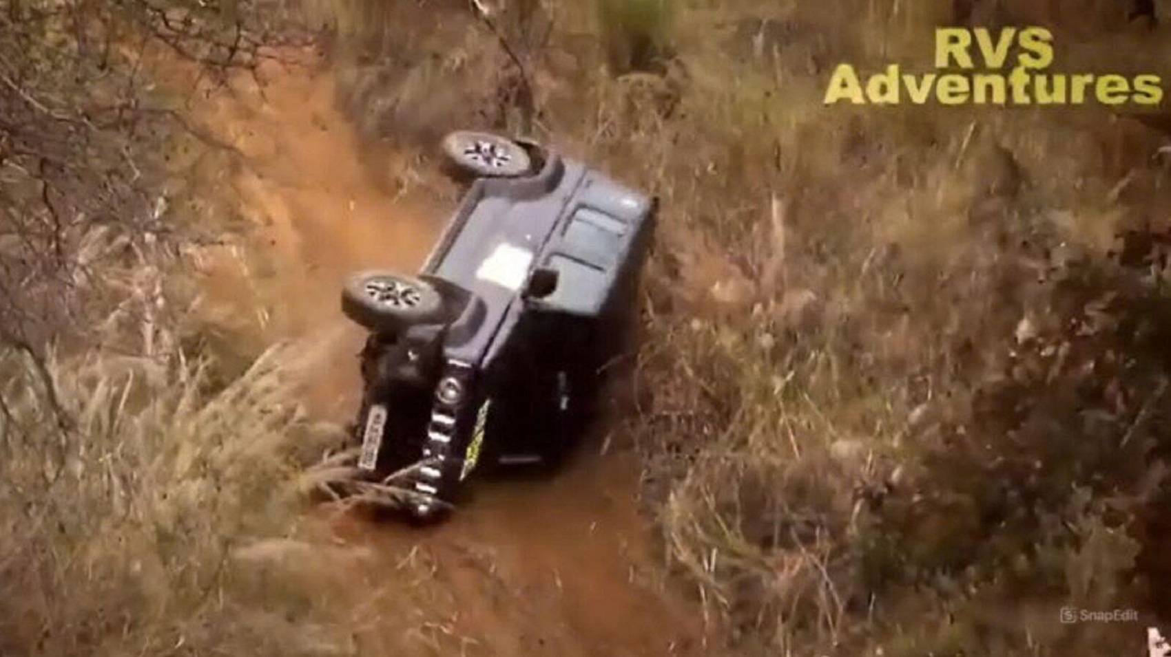 Suzuki Jimny lật ba vòng liên tiếp khi off-road: Xe giữ nguyên kết cấu, tài xế bình an vô sự